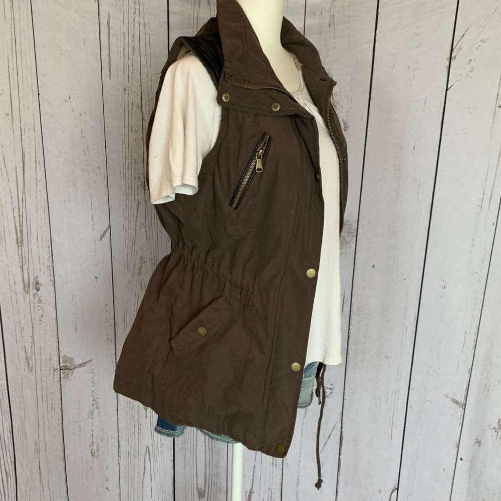 Women’s Daytrip Vest - Picture 2 of 7